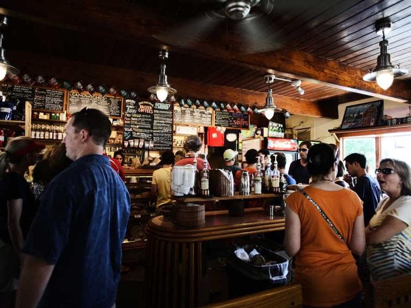 Diskusi strategi antar pasangan.